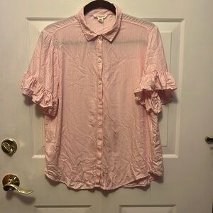 Beachlunchliunge oink and white striped top.